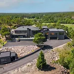 Idyllisk Sted Pa Toppen Av Alshus ,