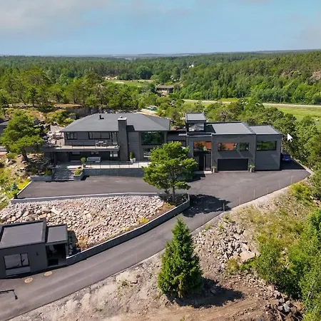 Idyllisk Sted Pa Toppen Av Alshus ,