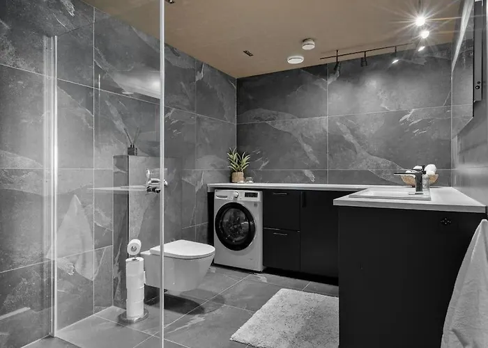 Idyllisk Sted Pa Toppen Av Alshus , Krakeroy