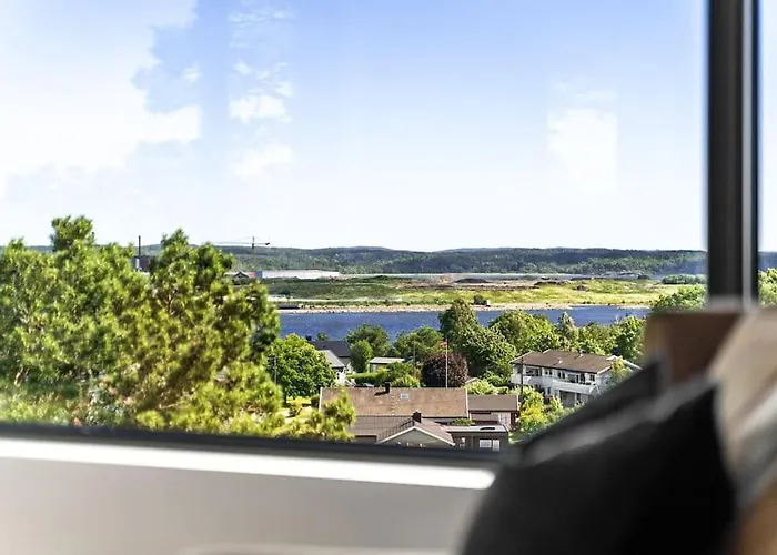 Idyllisk Sted Pa Toppen Av Alshus , * Krakeroy